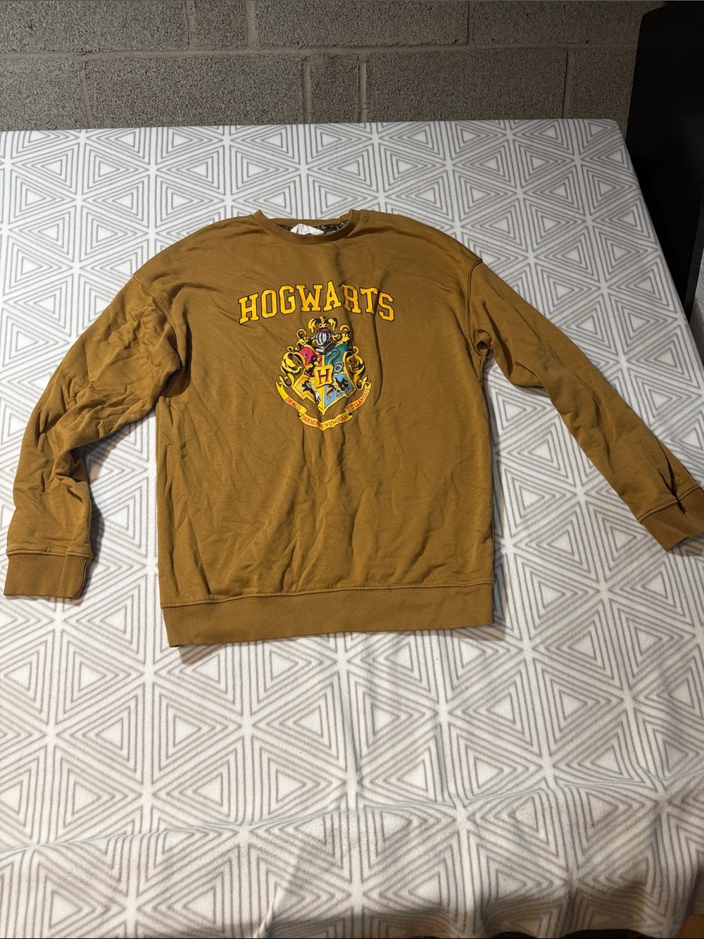 H&M Mustard Hogwarts Crest‎ Crewneck Sweater